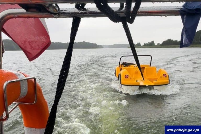 Bohaterska akcja policji na jeziorze. Uratowali dwie osoby na rowerze wodnym
