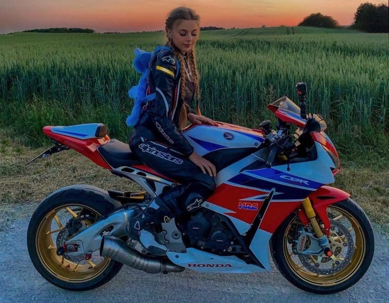 Piękna pielęgniarka przemierza kraj na motocyklu. Poznaj Weronikę i jej „Ciastka”