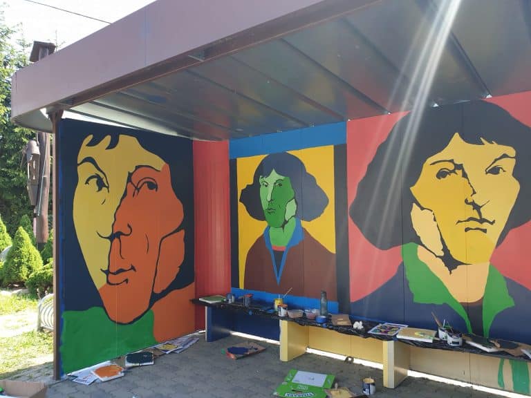 W małej miejscowości na przystanku komunikacji publicznej powstało arcydzieło sztuki ulicznej