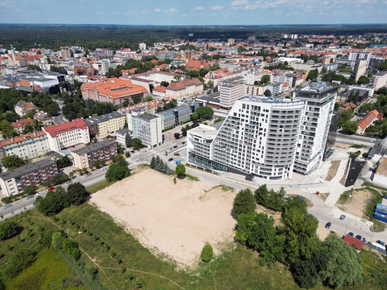 Kolejna dziura w ziemi zasypana piaskiem. Kiedy rozpocznie się budowa?