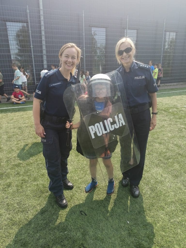 Wakacyjne spotkanie z policją: dzieci z półkolonii poznają zasady bezpieczeństwa i pracę policyjnych psów
