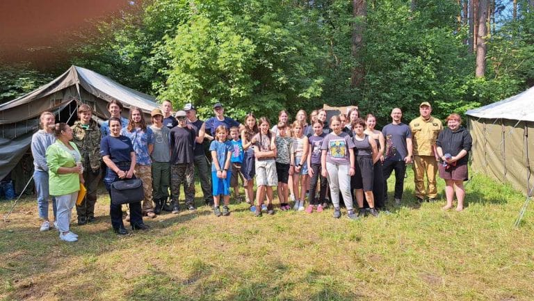 Bezpieczeństwo na pierwszym miejscu: Policja i Straż Pożarna spotkały się z Komendantami Oboz&oacute;w Harcerskich w Wydminach