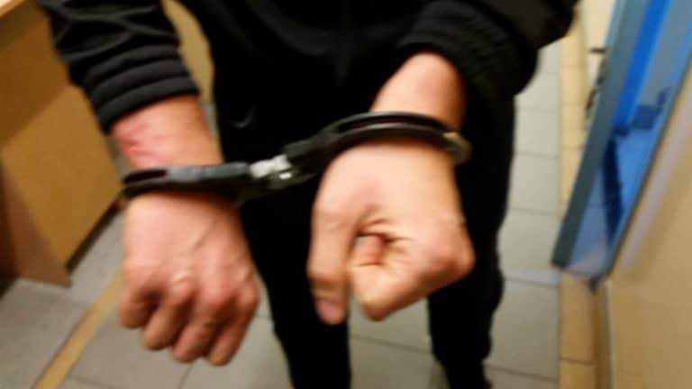 Agresywny sąsiad gonił mieszkańców z nożem