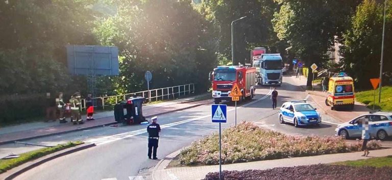 Kierująca nie dostosowała prędkości, samochód wywrócił się! Apel policji o ostrożność na drogach