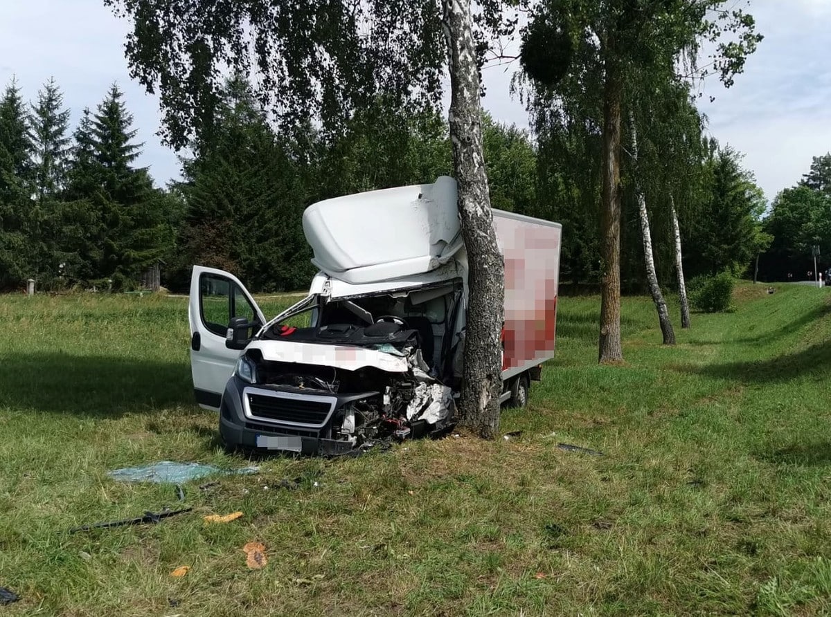 25-letni kierowca rozbił samochód na drzewie wypadek drogowy Mrągowo, Wiadomości, zShowcase