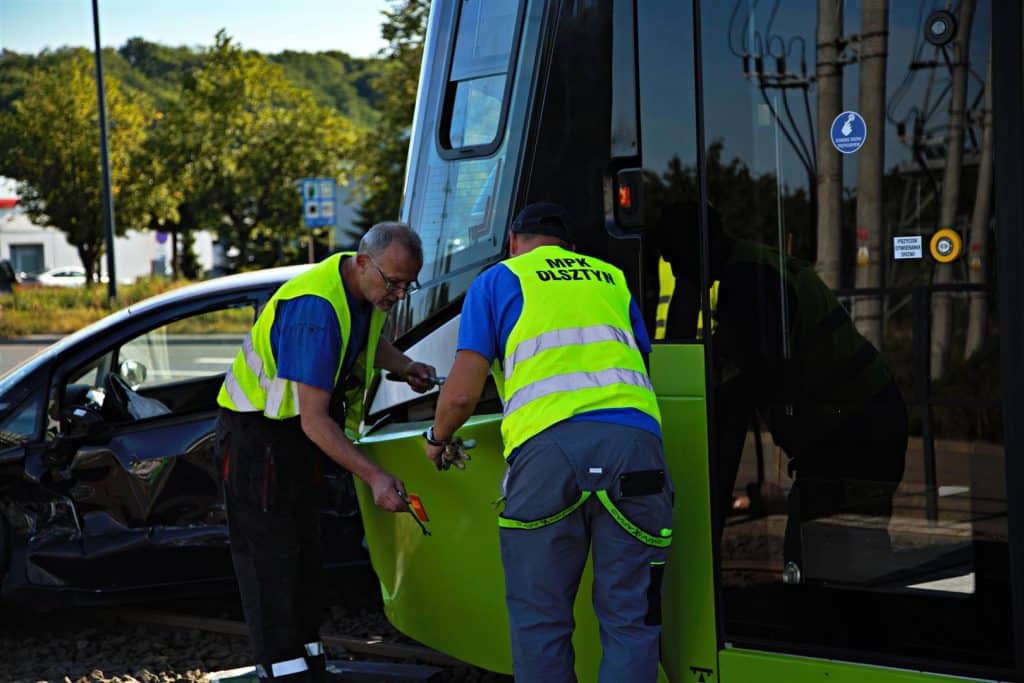 Wypadek na al. Sikorskiego w Olsztynie. Ruch tramwajów wstrzymany! wypadek Olsztyn, Wiadomości, zShowcase