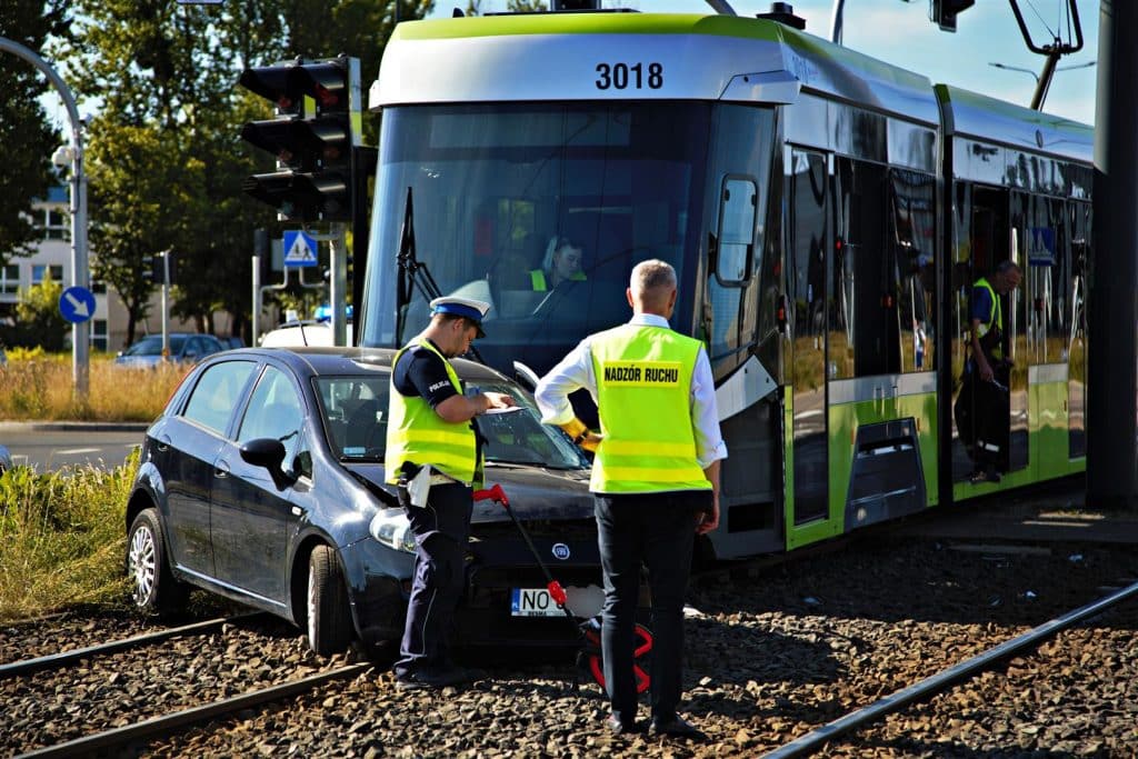 Wypadek na al. Sikorskiego w Olsztynie. Ruch tramwajów wstrzymany! wypadek Olsztyn, Wiadomości, zShowcase