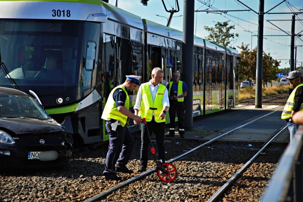 Wypadek na al. Sikorskiego w Olsztynie. Ruch tramwajów wstrzymany! wypadek Olsztyn, Wiadomości, zShowcase