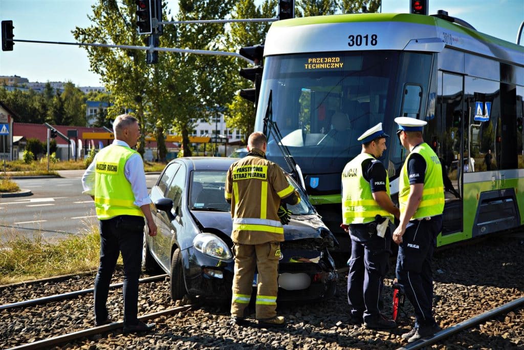 Wypadek na al. Sikorskiego w Olsztynie. Ruch tramwajów wstrzymany! wypadek Olsztyn, Wiadomości, zShowcase