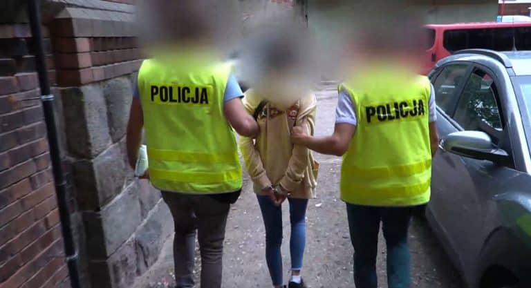 Wstrząsające sceny na stacji benzynowej. Cztery młode osoby zaatakowały taksówkarza