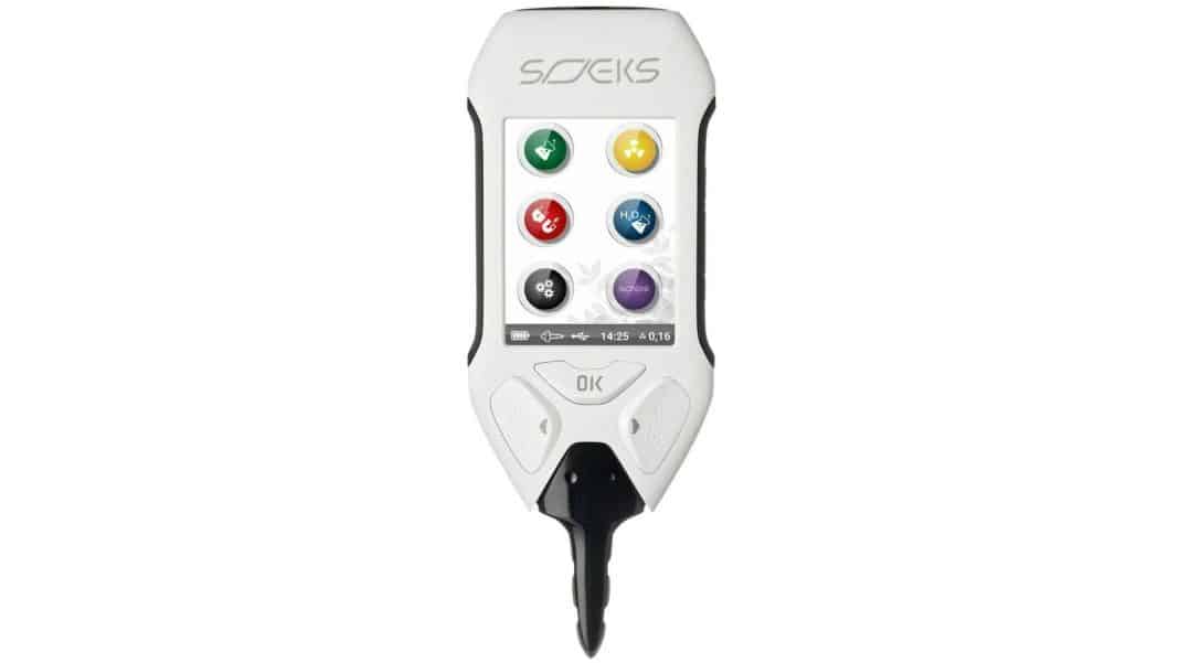 Elektroniczny tester do wykrywania szkodliwych substancji w rybach, z wyświetlaczem i przyciskami.