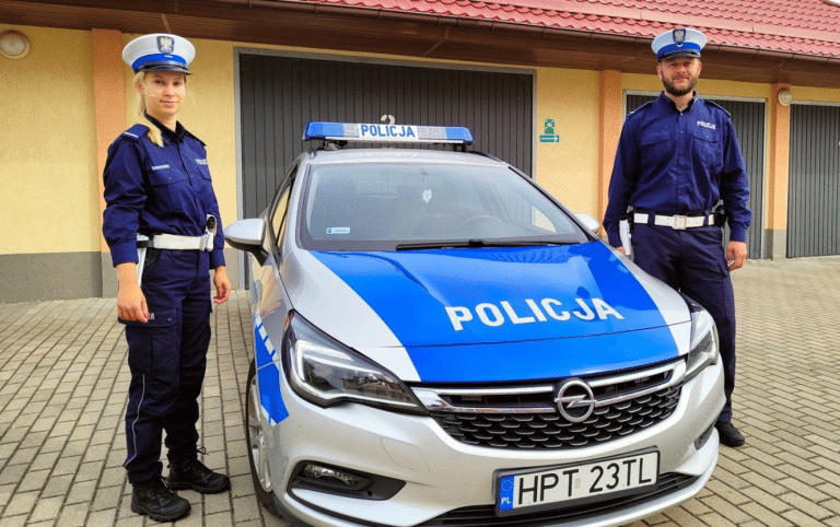 Niecodzienna akcja policji: funkcjonariusze eskortowali pędzący pojazd