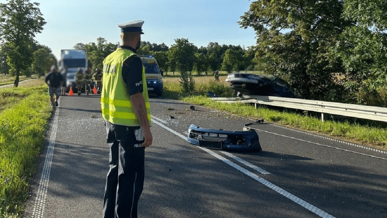 Sen dopadł kierowcę. Jego samochód dachował