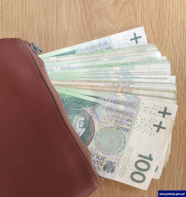 Olsztynianin oddał znalezioną torbę z pieniędzmi
