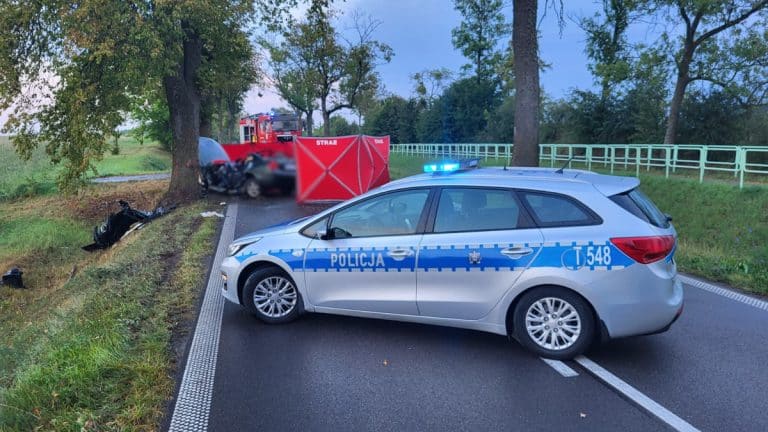 Tragiczny wypadek na trasie Srokowo-Leśny Rów. 22-letnia kobieta nie żyje po zderzeniu z drzewem