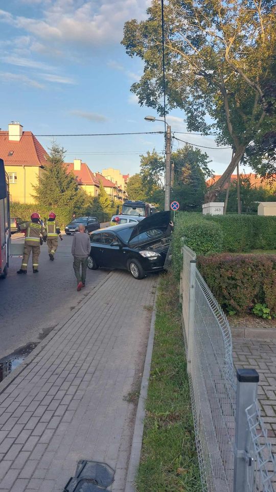 19-letni kierowca rozwalił karetkę na skrzyżowaniu ul. Wrocławskiej z ul. Katowicką w Olsztynie wypadek drogowy Olsztyn, Wiadomości, zShowcase