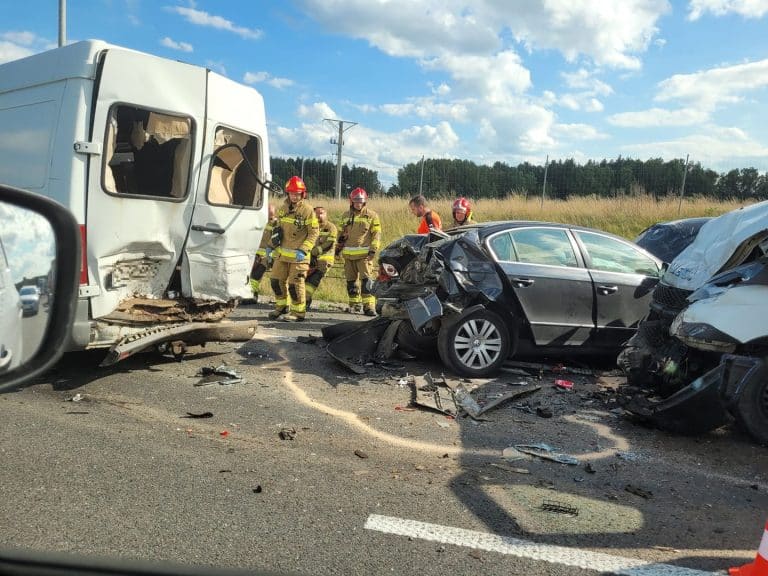 Wypadek na DK 16 w W&oacute;jtowie: cztery osoby, w tym dwoje dzieci, trafiły do szpitala