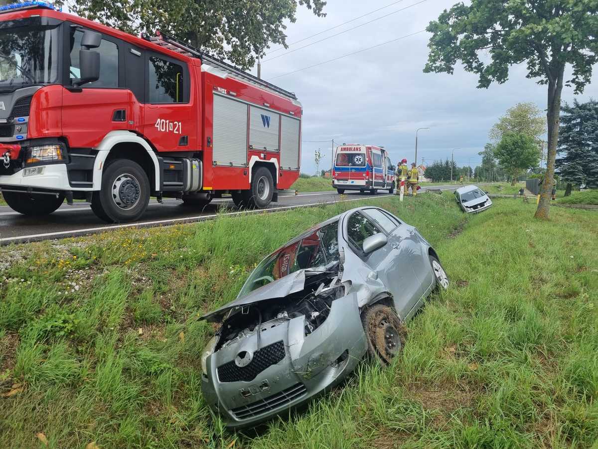 Kierowca wykonał manewr, przez który dwa auta wylądowały w rowie wypadek drogowy Olsztyn, Wiadomości