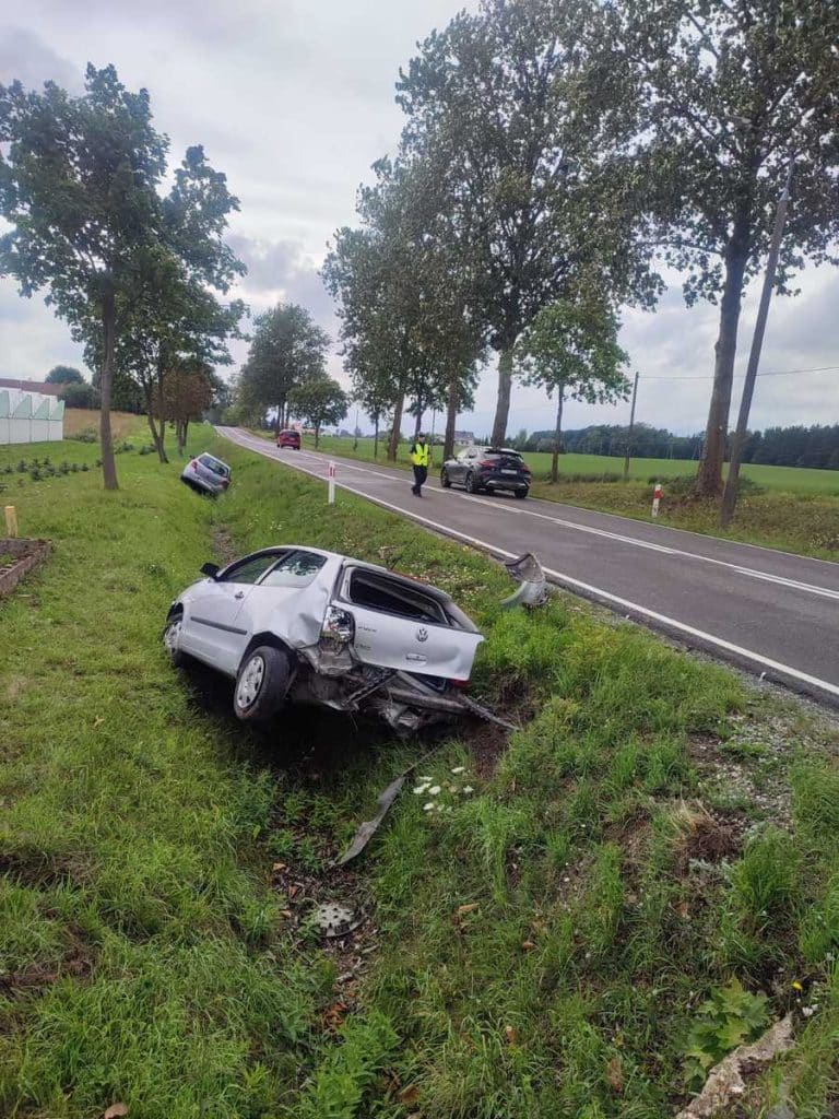 Kierowca wykonał manewr, przez który dwa auta wylądowały w rowie wypadek drogowy Bartoszyce, Wiadomości, zShowcase