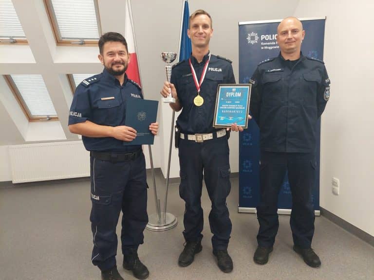 Mł.asp. Rafał Syczew wyróżniony za zasługi – przyznano mu puchar, medal i dyplom