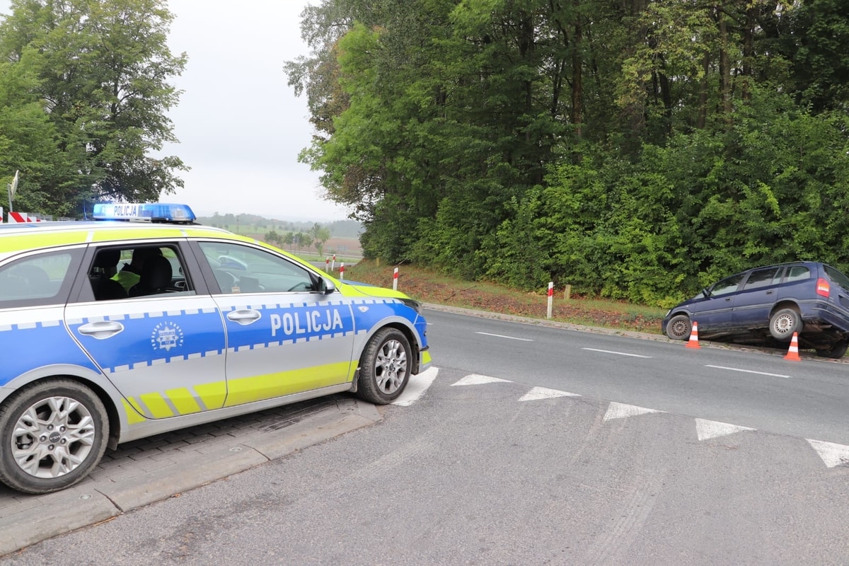 Samochód osobowy w rowie – niebezpieczne zdarzenie na drodze Na sygnale Mrągowo