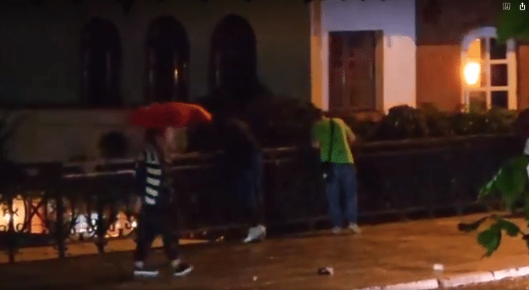 Mężczyzna pobity i wrzucony do rzeki przez barierkę. Dramatyczne wydarzenia w centrum Olsztyna.