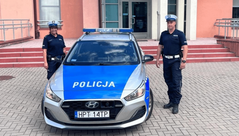 Policjanci drogówki uratowali tonącego mężczyznę