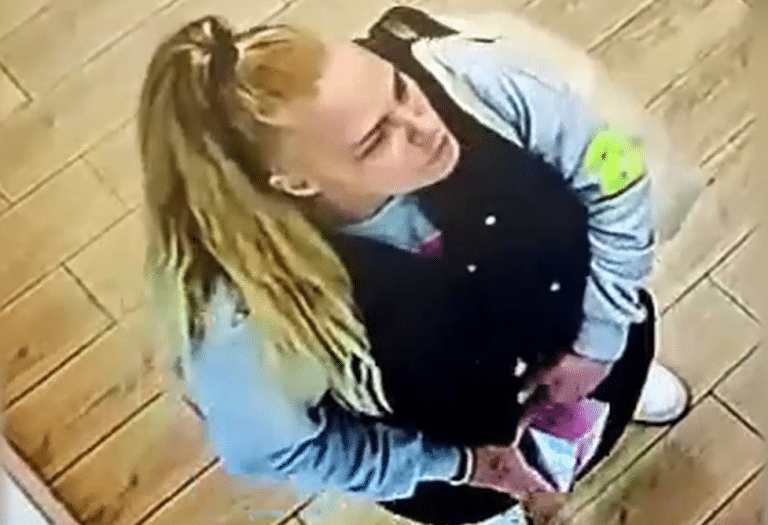 Blondynka chowała towar pod spodnie