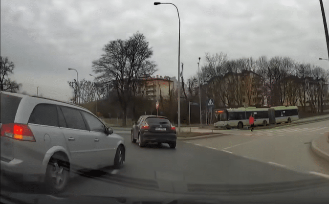 Frustracja za kółkiem: zapis niebezpiecznego manewru na ulicach Olsztyna ruch drogowy Olsztyn, Wiadomości, zShowcase