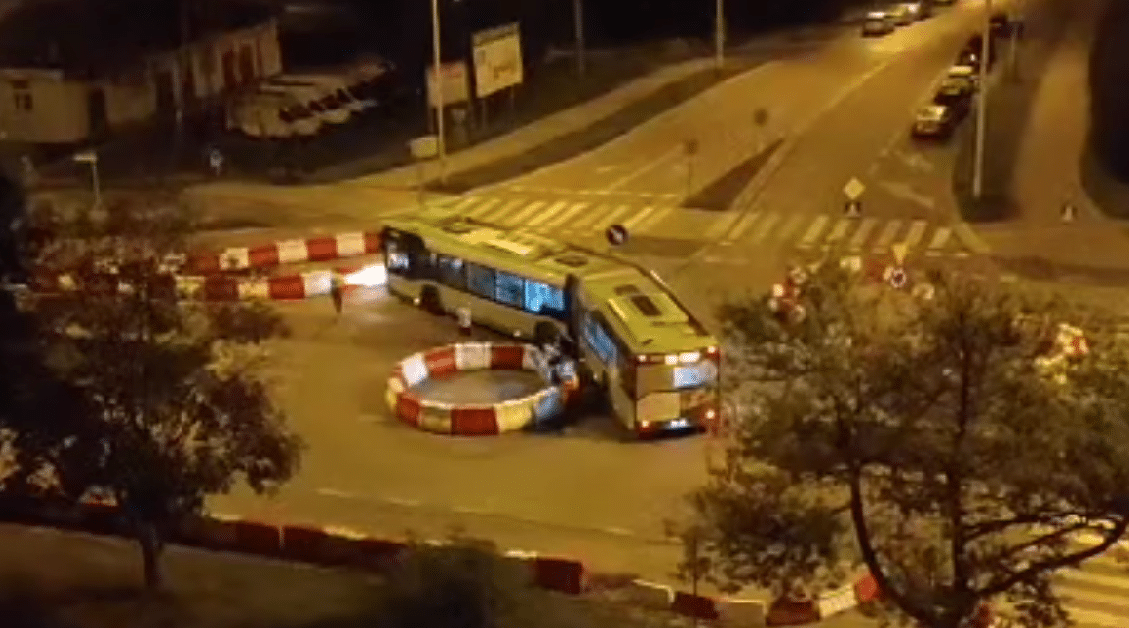 Test cierpliwości kierowców MPK: autobus zablokował się na tymczasowym rondzie ruch drogowy Działdowo, Wiadomości
