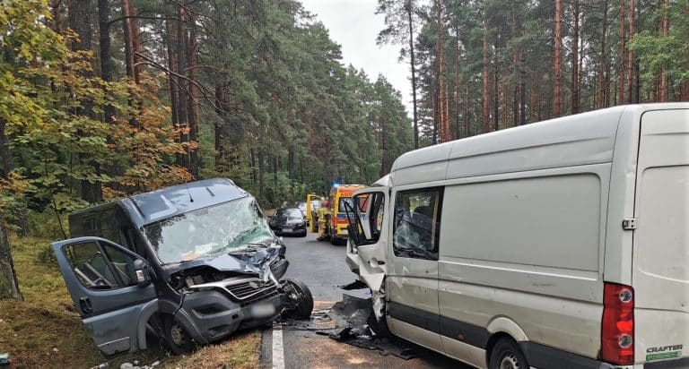 Czołowe zderzenie bus&oacute;w na DK 58. Ofiary w szpitalu