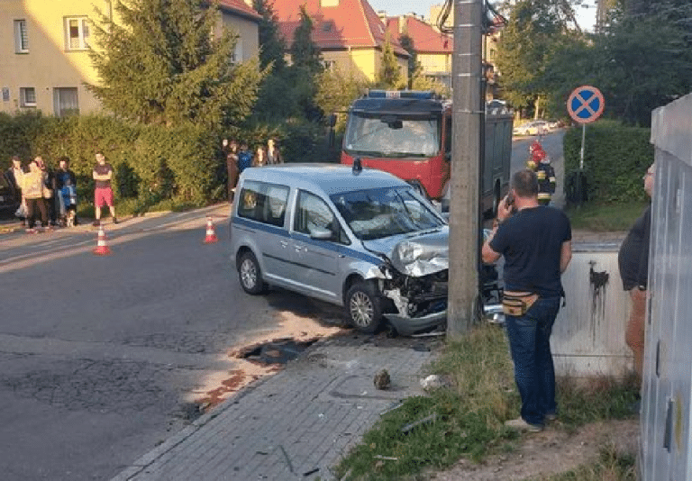 19-letni kierowca rozwalił karetkę na skrzyżowaniu ul. Wrocławskiej z ul. Katowicką w Olsztynie