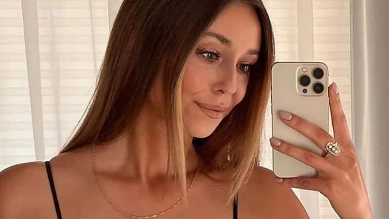 Izabella Krzan pozuje w bikini nad basenem. Jej  wyrzeźbiona sylwetka zachwyca fan&oacute;w