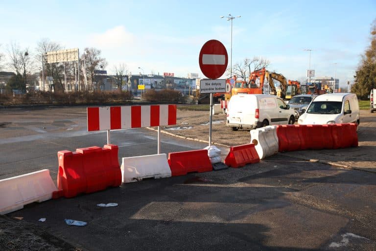 Remont ruchliwej ulicy w Olsztynie: były dziury, będą op&oacute;źnienia
