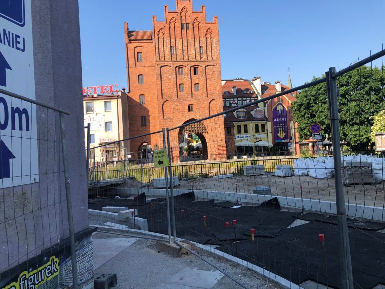 Barierki zn&oacute;w oszpecą Olsztyn? Pod Wysoką Bramą tramwaj będzie odgrodzony