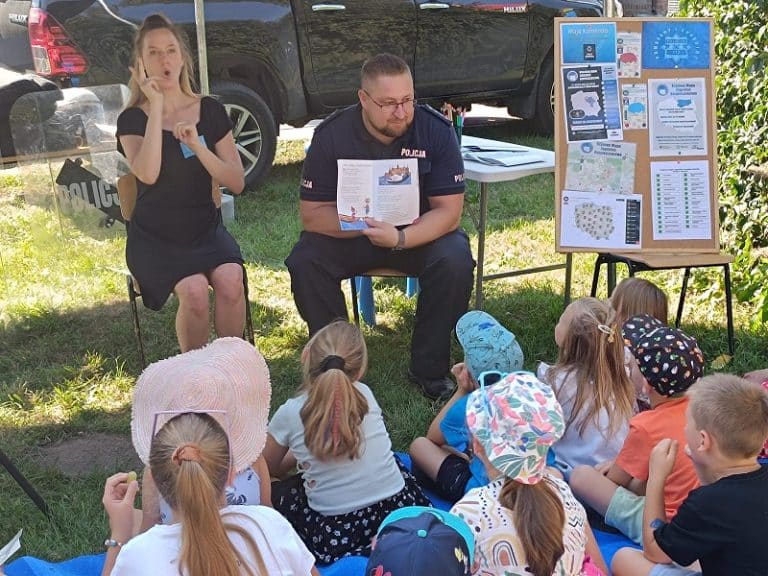 Pierwszy Integracyjny Piknik Rodzinny Stowarzyszenia Osób Niesłyszących z udziałem policjantów