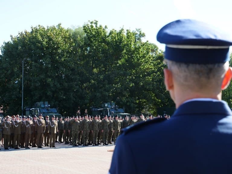 Uroczystość nadania Chorągwi Wojska Polskiego żołnierzom 2 Batalionu Czołgów w Ostródzie