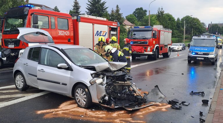 Groźne zdarzenie drogowe na ulicy Bałtyckiej w Olsztynie. Czołowe zderzenie Toyoty z autobusem miejskim