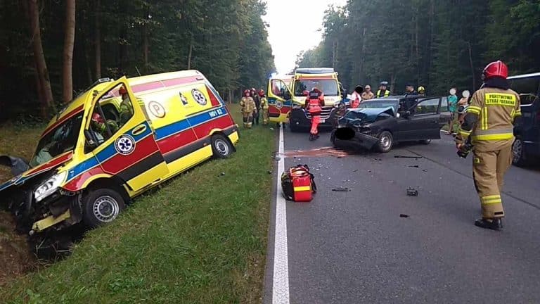 Karetka i samochód osobowy zderzyły się czołowo. Poszkodowana kobieta w zaawansowanej ciąży