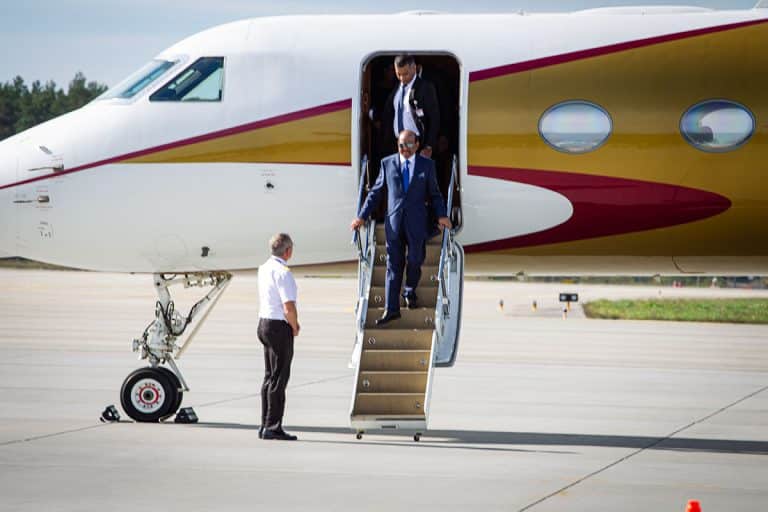 Miliarder wylądował w Szymanach prywatnym odrzutowcem. Poznaliśmy cel jego wizyty