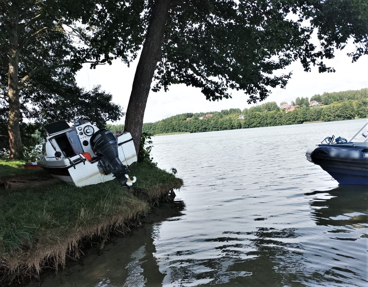 Niebezpieczny incydent na jeziorze Ukiel. 57-latek motorówką wpłynął na brzeg wypadek Ełk, Wiadomości, zShowcase