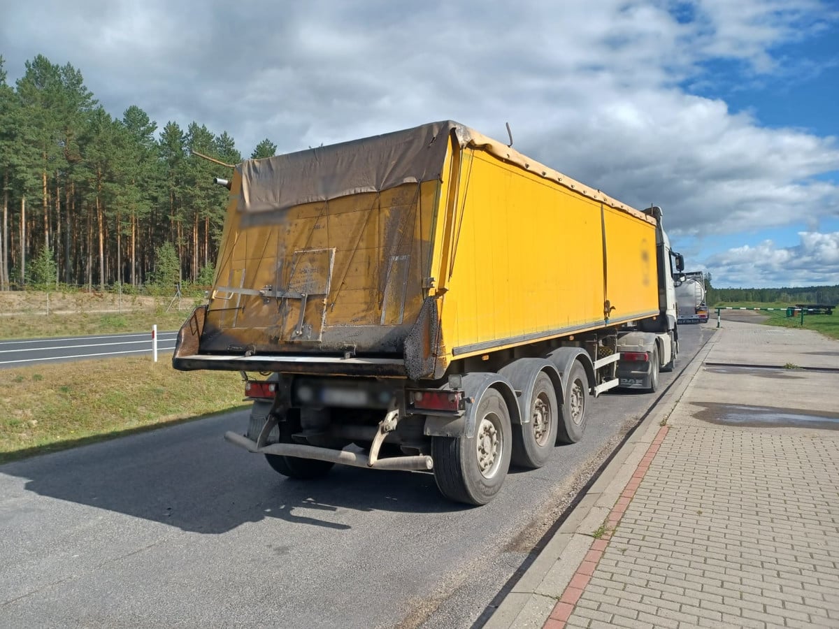 Konsekwencje zaniedbań technicznych: uszkodzona naczepa ciężarówki zatrzymana przez policję w Olsztynie Na sygnale Olsztyn, Wiadomości, zShowcase