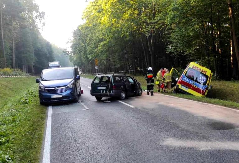 Jeden kierowca czołowo uderzył w karetkę, drugi jeździł rowerem, mając 2,3 promila alkoholu w organizmie – policja apeluje o rozsądek