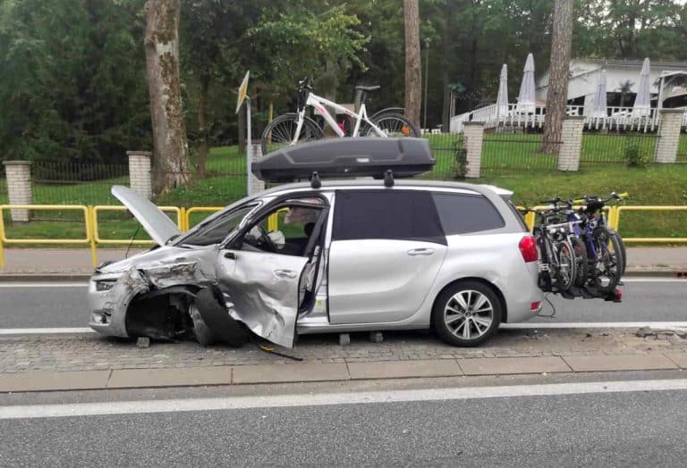 Niebezpiecznie na drogach: nietrzeźwy kierowca i kolizja przez nieprawidłowe wymijanie