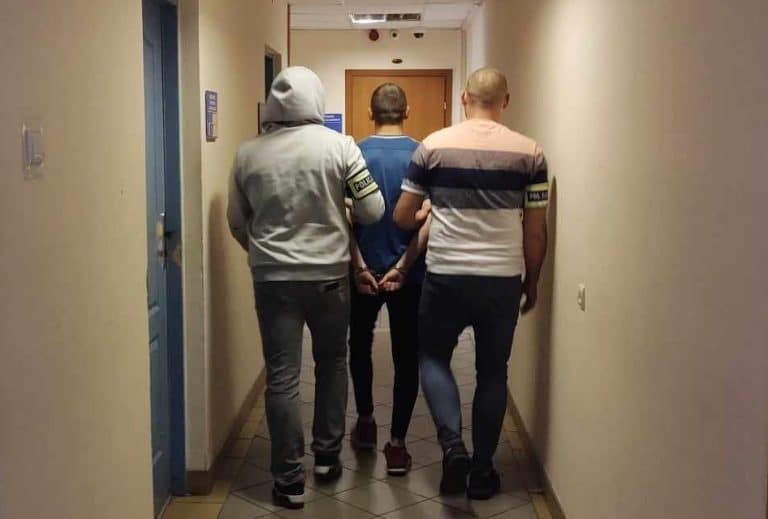 Nocny włamywacz zatrzymany przez policję: mężczyzna usłyszał cztery zarzuty