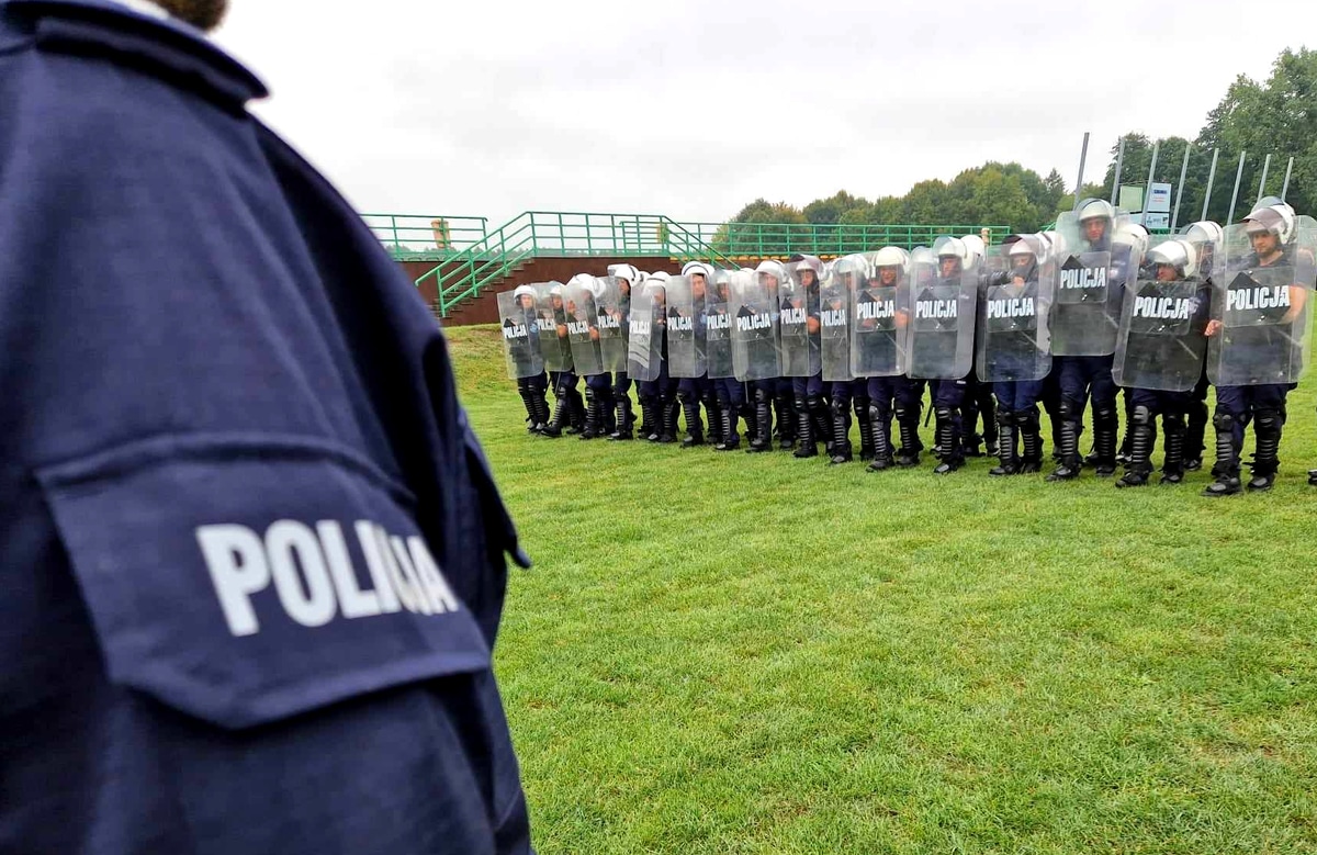 Policjanci doskonalili umiejętności podczas ćwiczeń na lubawskim stadionie Na sygnale Iława