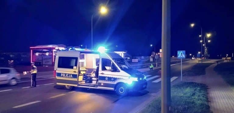 Nietrzeźwi kierowcy i rowerzystka przewożąca hulajnogę w centrum weekendowych incydentów drogowych