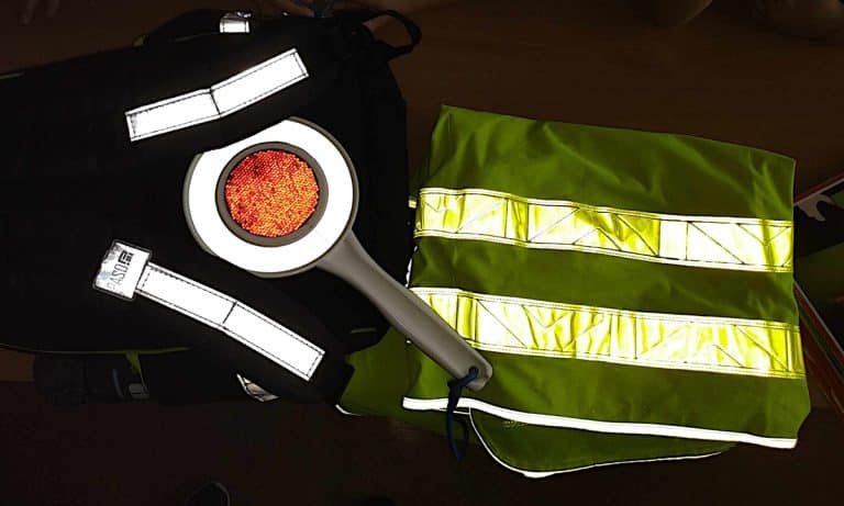 Odblaski mogą uratować ci życie – przypominamy o obowiązujących przepisach