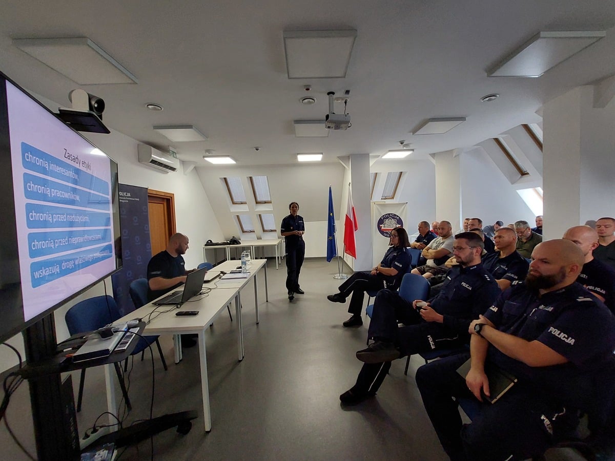 Szkolenie na temat etyki zawodowej i zagrożenia korupcją dla policjantów w Mrągowie Na sygnale Mrągowo