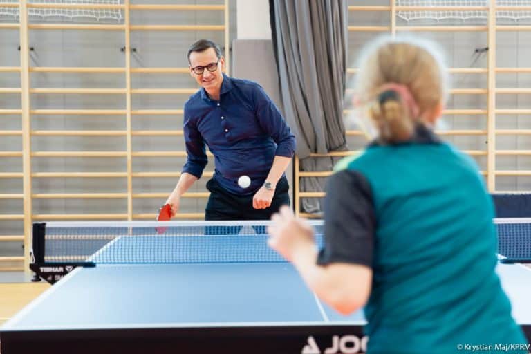 Morawiecki gra w tenisa w Olsztynie